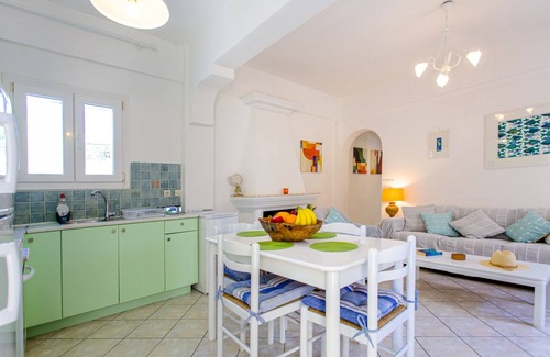 Agios Stefanos House | Elsa House sits at the waters edge of idyllic Agios Stefanos Sinies