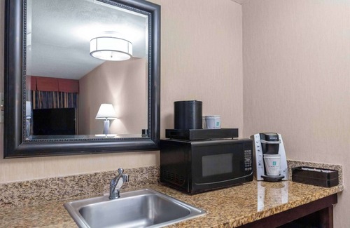 Westport Hotel | Embassy Suites by Hilton Kansas City Plaza