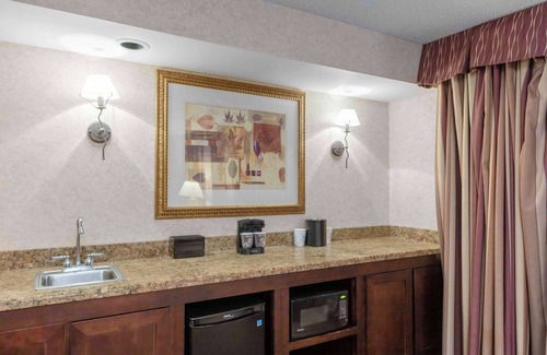 Westport Hotel | Embassy Suites by Hilton Kansas City Plaza