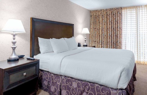 Westport Hotel | Embassy Suites by Hilton Kansas City Plaza