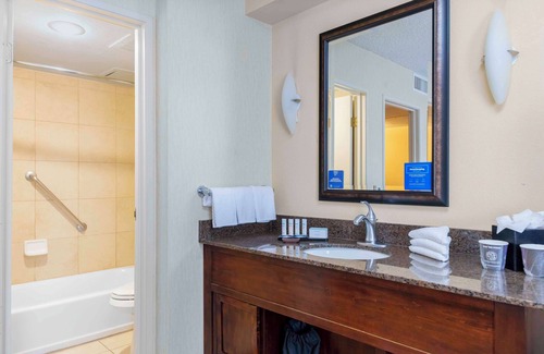 Westport Hotel | Embassy Suites by Hilton Kansas City Plaza