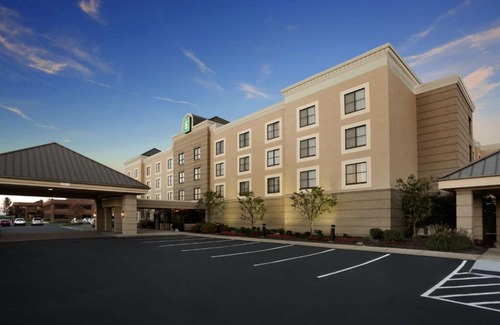 Beachwood Hotel | Embassy Suites Cleveland - Beachwood