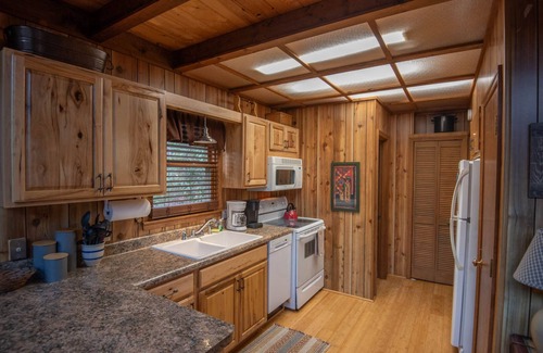 Fleetwood Cottage | Emelca Inn at Fleetwood Falls - Wrap Around Porch