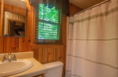 Fleetwood Cottage | Emelca Inn at Fleetwood Falls - Wrap Around Porch