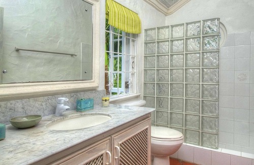 Gibbs Bay Apartment | Emerald Beach 2 | Allamanda