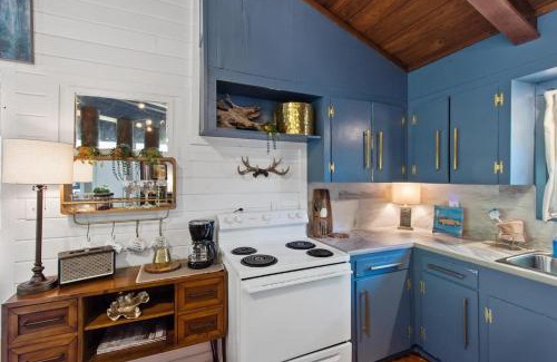 Shreveport House | Emerald Cove Cabin- Lake Front With Kayaks!