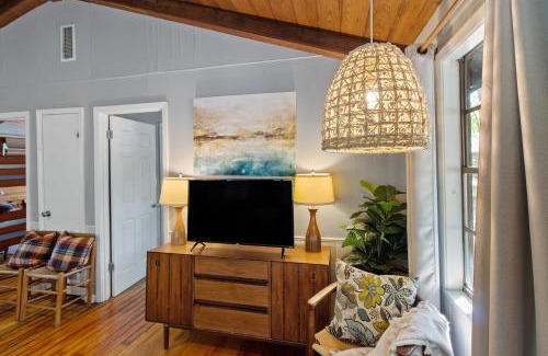 Shreveport House | Emerald Cove Cabin- Lake Front With Kayaks!