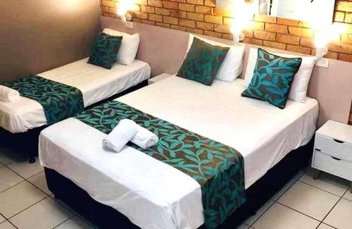 Emerald Hotel | Emerald Highlands Motel