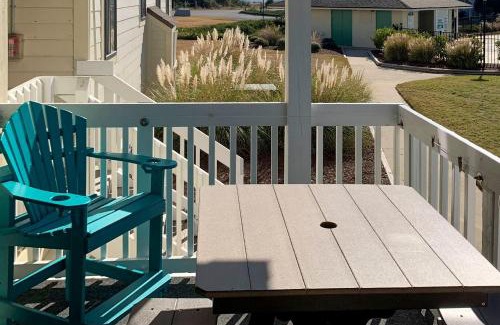 Emerald Isle Apartment | Emerald Isle Resort-Style Condo Walk to Beaches!
