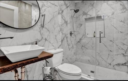 South Philadelphia Apartment | Emerald Jacuzzi Loft Luxury Above It All