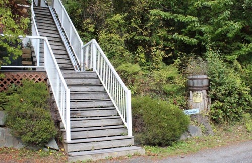 Bellingham Apartment | 'Emerald Lake' Studio - WE HAVE WATER LILIES!