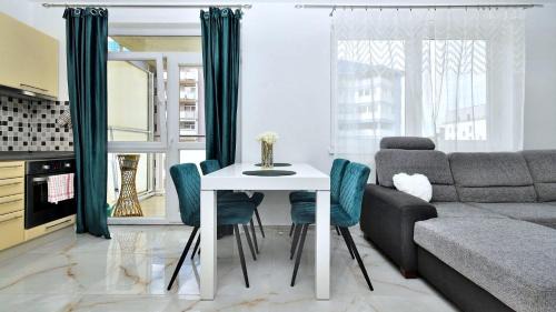 Dubravka Apartment | Emerald Marble Serenity Apartment