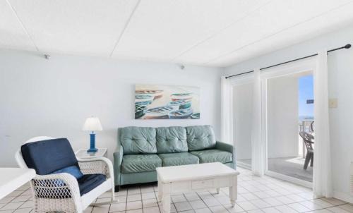 Orange Beach Apartment | Emerald Skye 16 Blue & White Gulfside Retreat