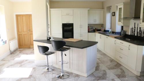 Emyvale Bed & Breakfast | Emy Lakehouse - near Castle Leslie, Glaslough