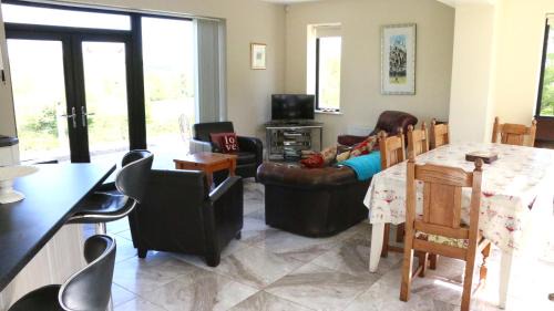 Emyvale Bed & Breakfast | Emy Lakehouse - near Castle Leslie, Glaslough