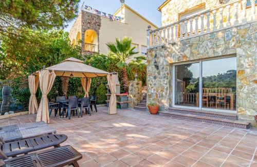 Palafolls House | Encantadora casa rustica con piscina privada