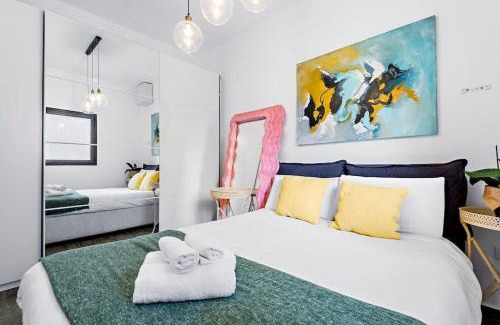 Kerem HaTeimanim Apartment | Enchanting apartment steps from Beach Bomb Shelter