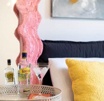 Kerem HaTeimanim Apartment | Enchanting apartment steps from Beach Bomb Shelter