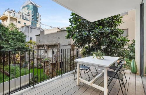 Kerem HaTeimanim Apartment | Enchanting apartment steps from Beach Bomb Shelter