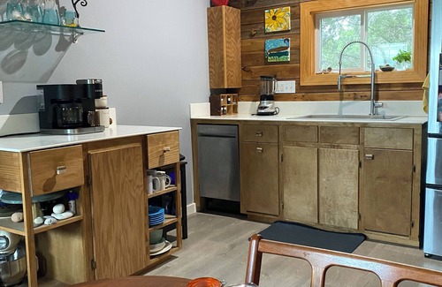 West Oak Hill House | Enchanting cabin with 3 porches surrounded by wooded land 20 min to city & Zilkr