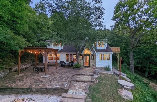 Lampe Cottage | English Cottage near Branson Attractions