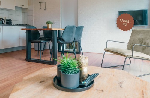 Nieuw Heeten House | Enjoy a comfortable stay in the IJssel Comfort bungalow for 4 people at Vakantiepark de Sallandshoeve, surrounded by the beauty of Overijssels Salland nature.