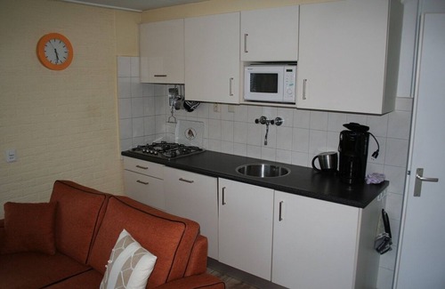 Nieuw Heeten House | Enjoy a comfortable stay in the wheelchair-friendly IJssel Comfort bungalow for 4 people at Vakantiepark de Sallandshoeve, surrounded by nature.