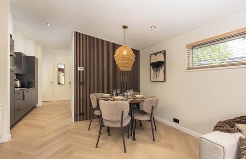 Lieren House | Enjoy a luxurious holiday home for 4 people in the wooded nature of the Veluwe, complete with modern amenities, air conditioning, and a stylish pergola for ultimate comfort. You can also completely unwind in the wonderful private hot tub and sauna, p