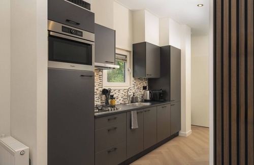 Lieren House | Enjoy a luxurious holiday home for 4 people in the wooded nature of the Veluwe, complete with modern amenities, air conditioning, and a stylish pergola for ultimate comfort. You can also completely unwind in the wonderful private hot tub and sauna, p