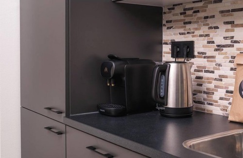 Lieren House | Enjoy a luxurious holiday home for 4 people in the wooded nature of the Veluwe, complete with modern amenities, air conditioning, and a stylish pergola for ultimate comfort. You can also completely unwind in the wonderful private hot tub and sauna, p