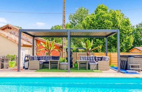 Septfonds House | Enjoy a relaxing and pleasant vacation in this tasteful and individual apartment.