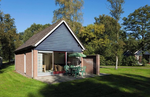 Nieuw Heeten House | Enjoy a relaxing stay in Bungalow IJssel for 4 people at De Sallandshoeve Holiday Park, surrounded by nature and the beauty of Sallandse Heuvelrug.