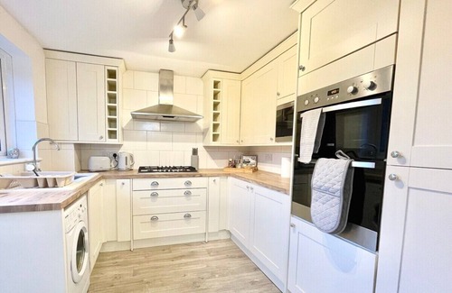 Ashford House | Enjoy our Home in Ashford 3 bedrooms wt parking