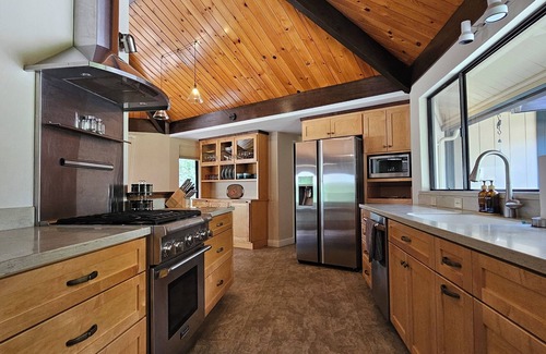 Auburn House | Enjoy the Fall colors, River views, Festivals & Hot Tub! On the Wine/Beer trail.