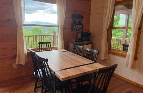 Franklin Cabin | Enjoy the mountain view @ Panoramic Point a modern cabin w/Hot Tub+Wifi+Gameroom
