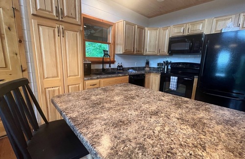 Franklin Cabin | Enjoy the mountain view @ Panoramic Point a modern cabin w/Hot Tub+Wifi+Gameroom