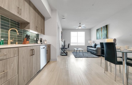 Midway District Apartment | Enjoy the Pool & Spa | nr Airport & Downtown