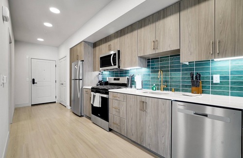 Midway District Apartment | Enjoy the Pool & Spa | nr Airport & Downtown