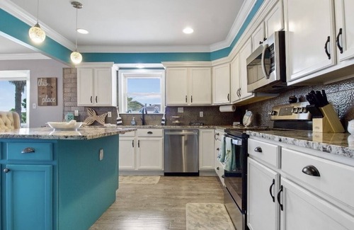 New Orleans East Area House | Enjoy this serene waterfront getaway with boat dock and deck.