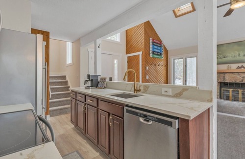 White Haven House | Enjoy Winter in the Poconos - New Renovated Ski In/Out to Jack Frost Mtn.