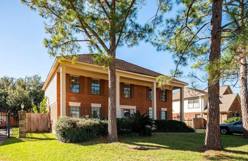 Mission Bend House | Enjoy your vacation or a short break time in a beautifully enchanted neighborhoo