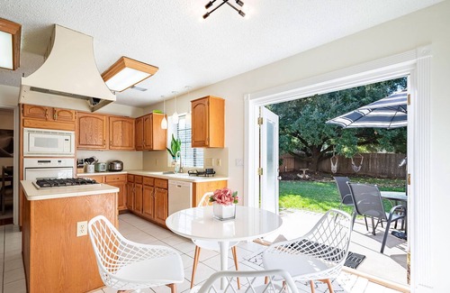 Mission Bend House | Enjoy your vacation or a short break time in a beautifully enchanted neighborhoo