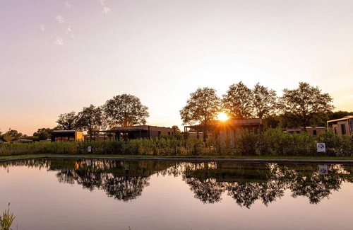 Kotten House | Enjoying yourself by the water in this water lodge for 2 people with a hot tub