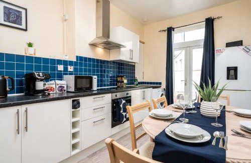 Birkenhead House | Entire 5 Bedroom home in Birkenhead-Free Parking, Group & Family-Friendly, Free Internet