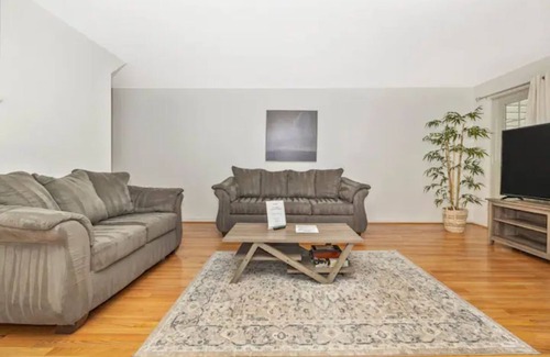 Montgomery Village House | Entire cheerful 4 br townhouse by the lake