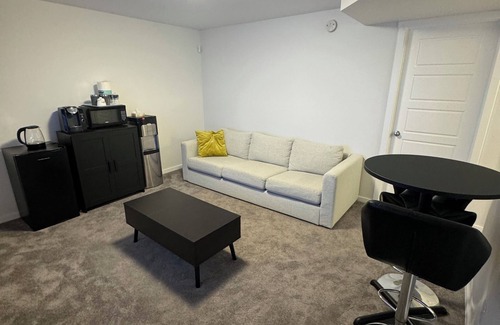 Transcona House | Entire Guest Suite/Separate Entrance/Free Parking in Winnipeg