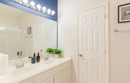 McKinney Villa | Entire Home 3BR Hidden Gem Getaway with Level 2 EV Charger, Central Location