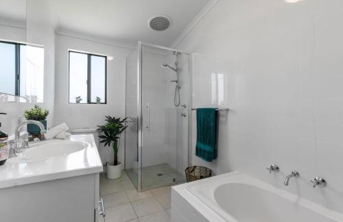 Sturt House | Entire Home in Sturt, Free Parking
