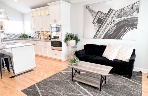 West Valley City House | ENTIRE HOME IN THE CENTER OF WEST VALLEY, CLOSE TO RESTAURANTS, SHOPPING STORES!