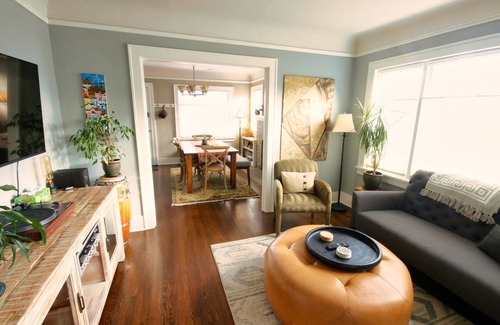 Sunset Hill House | Entire House 1920s Charm Privacy Fully Fenced Dogs EV Charger